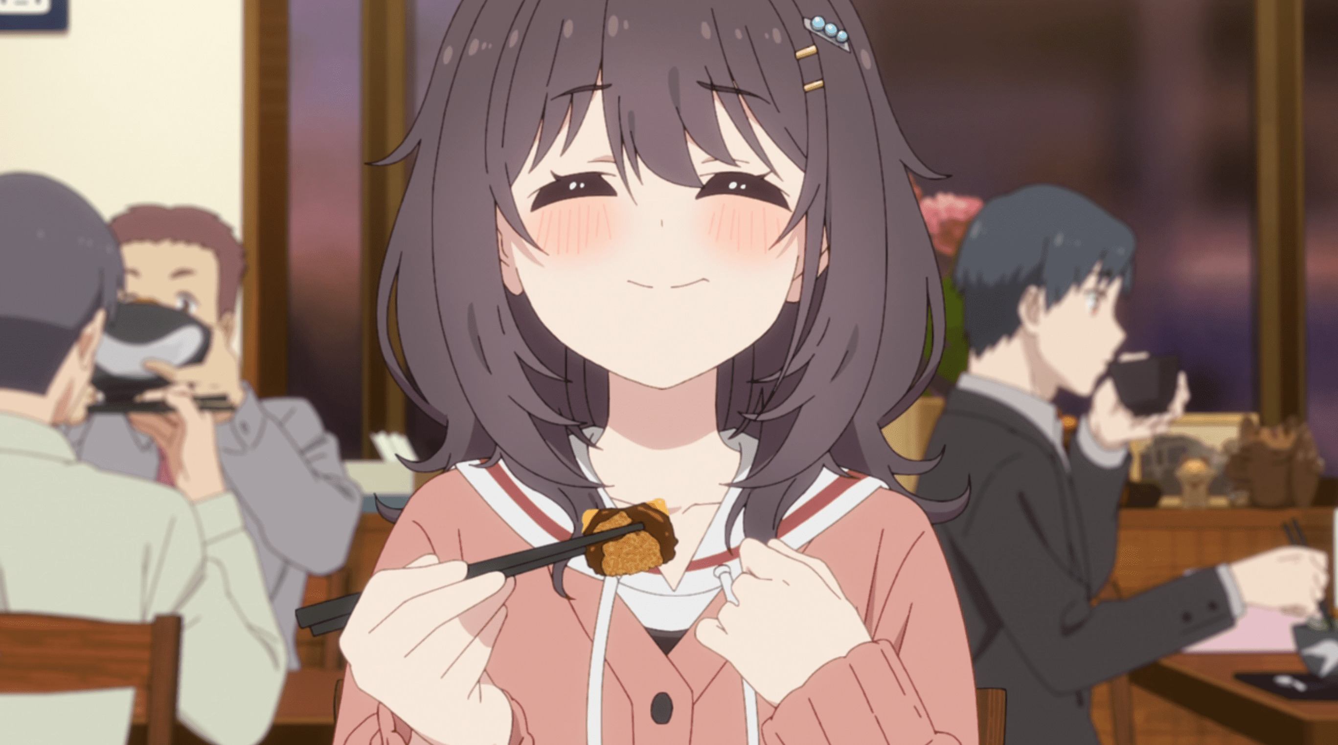 Personagem de anime com cabelo preto até os ombros, apresentando um sorriso enquanto come com hashi