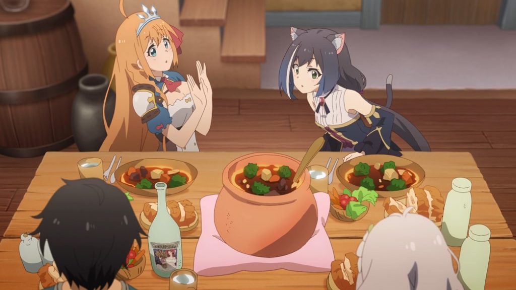 Quatro pessoas ao retor da mesa. De frente, duas mulheres estão conversando. A da esquerda possui cabelos castanhos longos e olhos azuis. A da direita possui cabelos azuis longos, olhos verdes e orelhas de gato. De costas, apenas a cabeça de um homem de cabelos pretos curtos e a cabeça de uma mulher de cabelos brancos curtos.