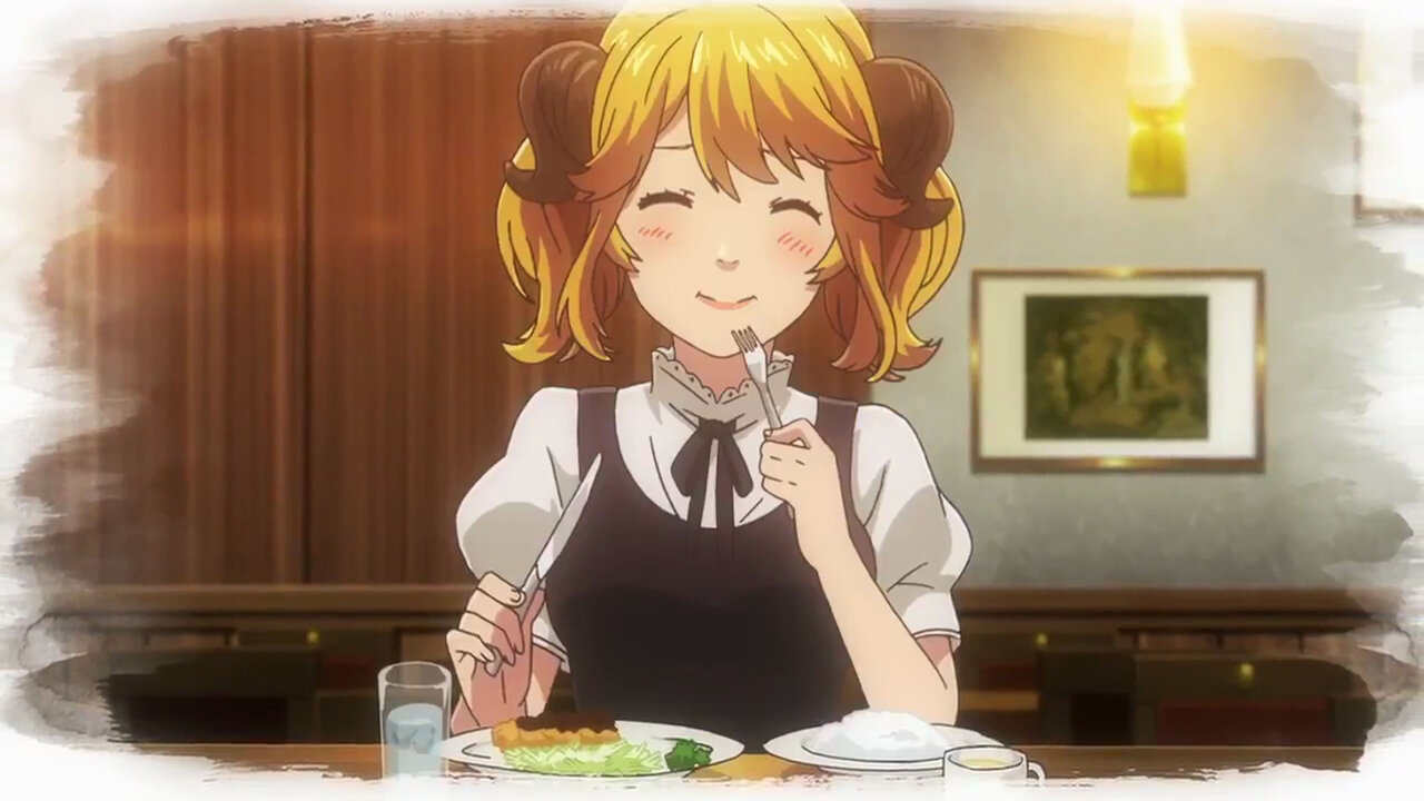Personagem de anime, uma mulher de cabelos loiros curtos, olhos fechados e leve sorriso enquanto leva o garfo a boca.
