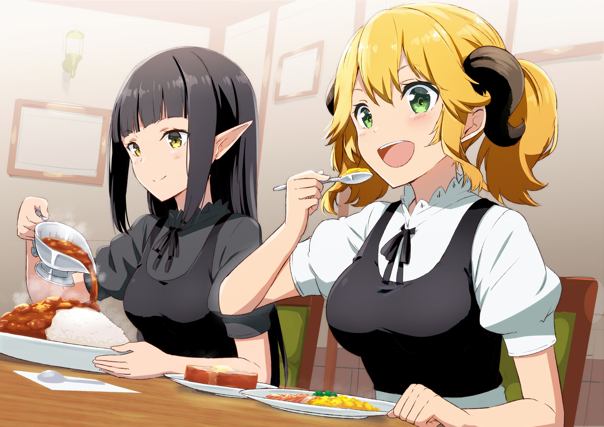 Duas personagens de anime, da esquerda para direita, uma mulher de cabelos longos e pretos e olhos dourados e uma mulher de cabelo loiro e olhos verdes. A mulher de cabelo preto como um curry e a mulher loira come uma omelete.