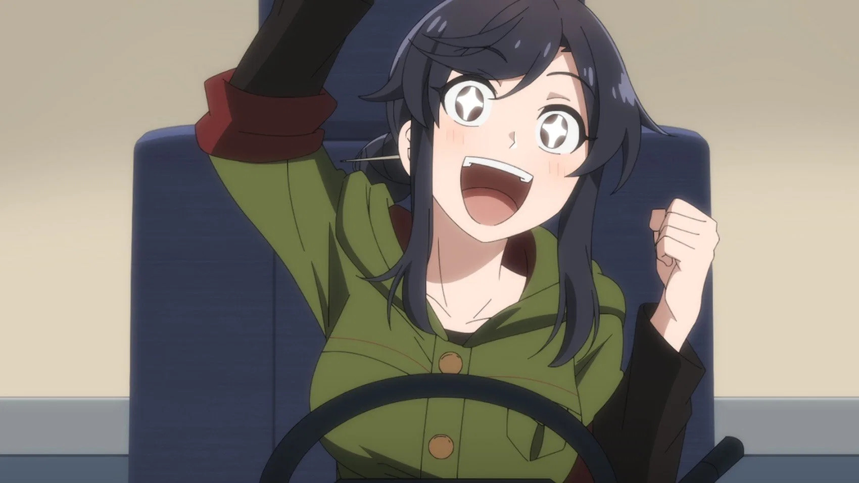 Personagem de anime, mulher de cabelo preto em coque, olhos castanhos e expressão animada enquanto está diante do volante.