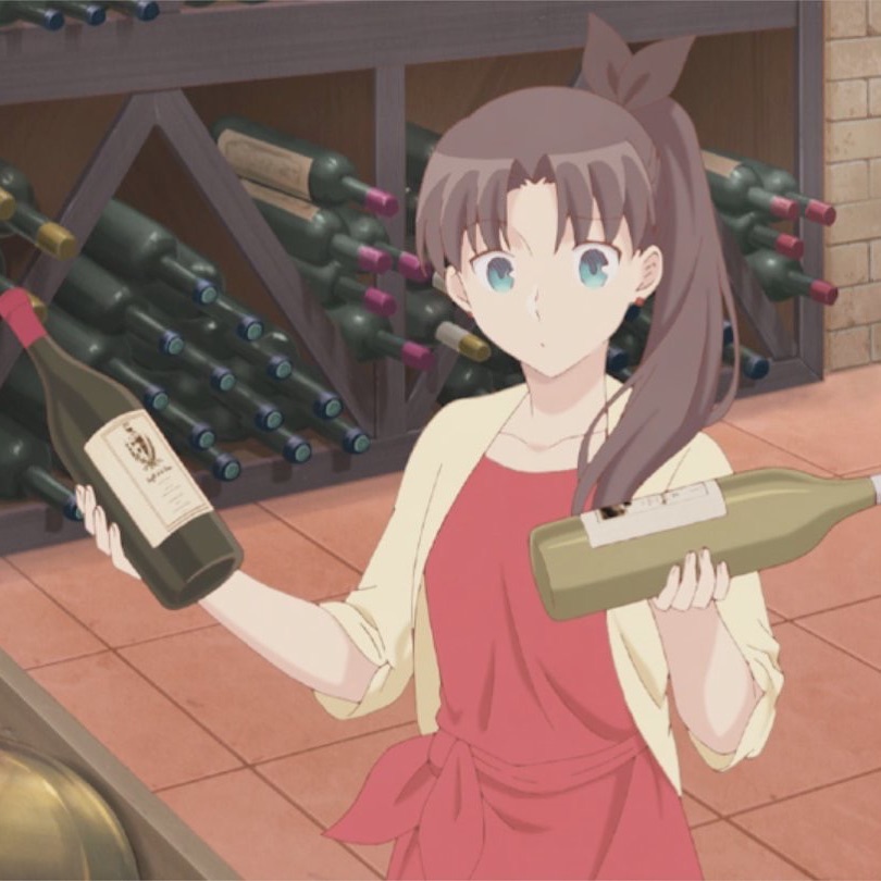 Personagem de anime com cabelos longos e pretos, rabo de cavalo e olhos verdes, com duas garrafas de vinho nas mãos e uma expressão de indecisão.