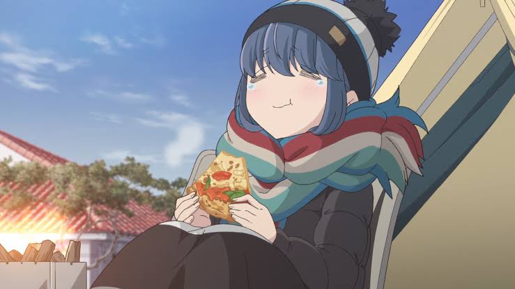 Personagem de anime de cabelos azuis longos, com olhos fechados e uma expressão de felicidade enquanto come um pedaço de pizza.